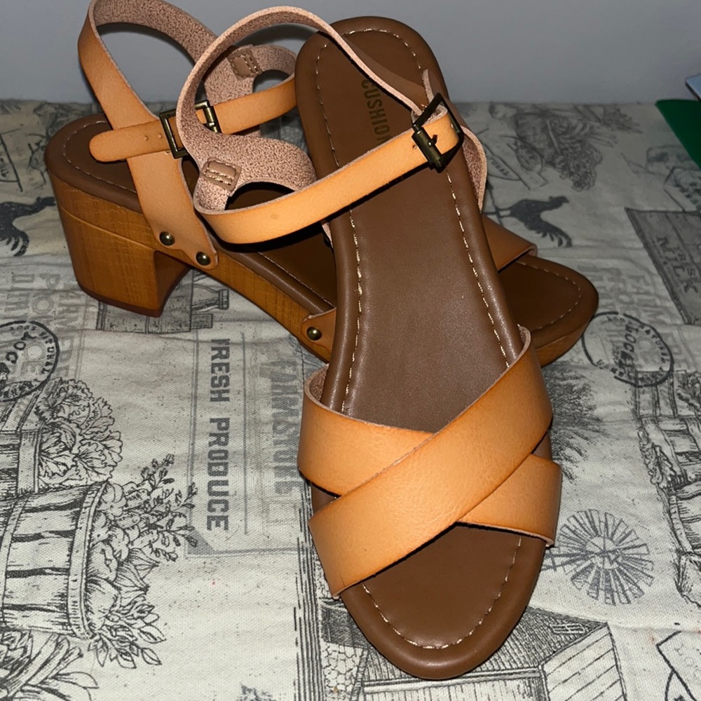 Womens Cushionaire size 8 sandals